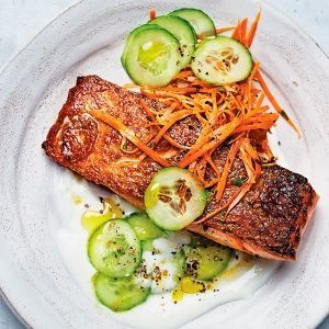 Филе лосося с огуречно-йогуртовым соусом и морковным салатом