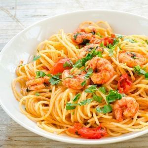 Изысканный вариант праздничного блюда - черные спагетти с креветками