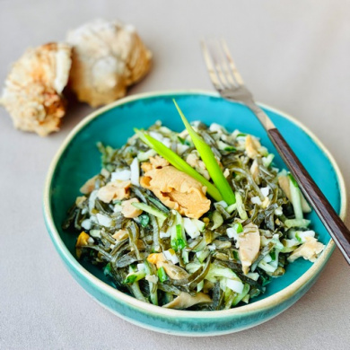 Витаминный салат с трубачом и морской капустой